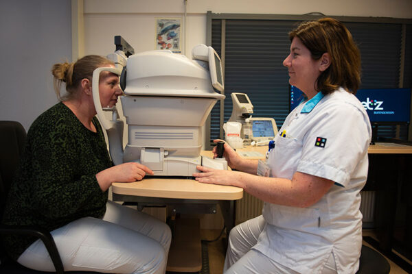 De oogdrukmeting duurt ongeveer twee minuten en wordt gedaan met een pufje in het oog. FOTO: ETZ/Marc van Geijn