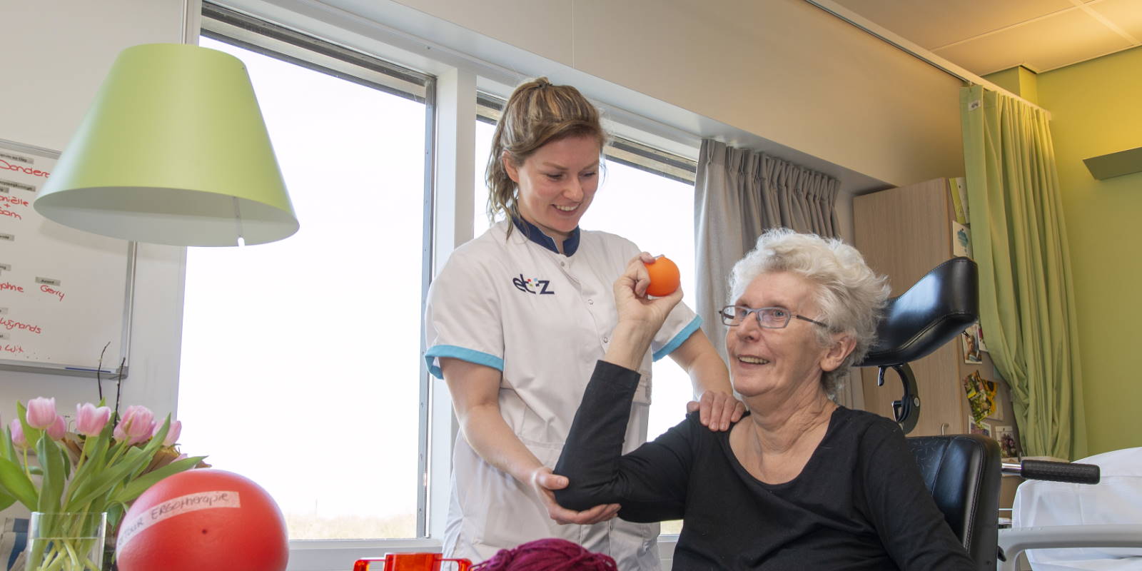 Ergotherapeute Moniek Buiks met patiente Mevr van Kempen