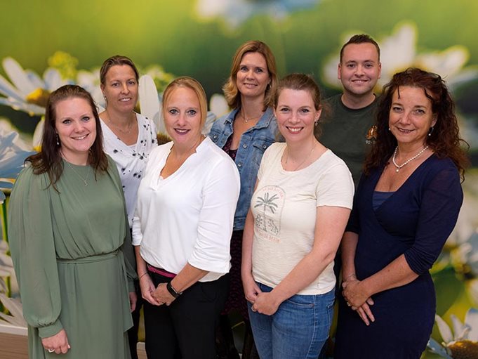 v.l.n.r.: Carlijn van Deursen (medisch maatschappelijk werker), Lieke Huijbregts-van Zon (verpleegkundig specialist neuro oncologie), Mandy Smeulders (verpleegkundig specialist mamma oncologie), Annet Coumou (internist-oncoloog), Gabrielle Themen-van der Oest (verpleegkundig specialist mamma chirurgie oncologie), Daan Broers (verpleegkundig specialist i.o. longoncologie) en Coretta van Gils (verpleegkundig consulent gynaecologische oncologie). Ontbrekende teamleden op de foto: Theo Merkus (klinisch psycholoog) en Vera Renema-van Berkel (GZ-psycholoog).