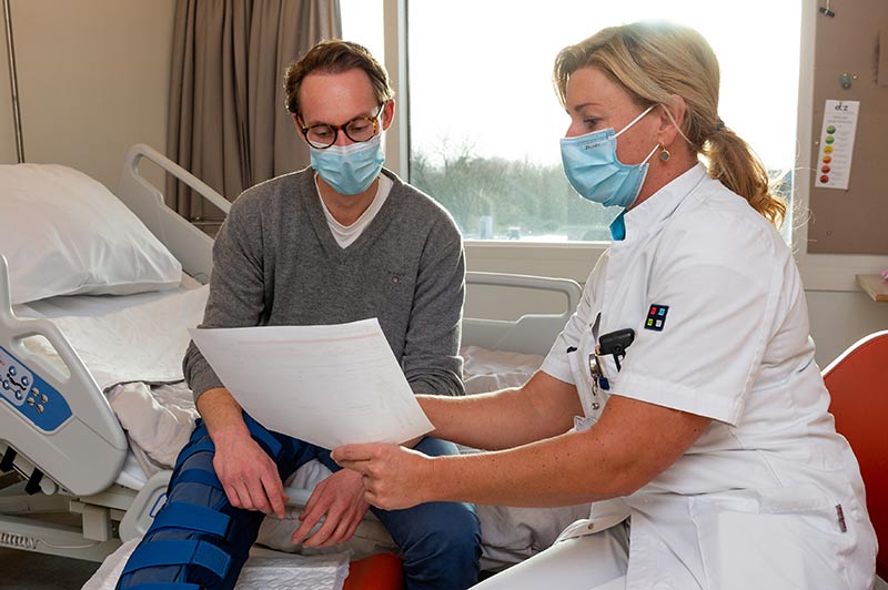 De zorgverlener geeft het uitreikvel aan de patiënt op de verpleegafdeling. Met het uitreikvel en de unieke inlogcode kan de patiënt inloggen op de website van de Keuzehulp. FOTO: ETZ Fotografie & Film Foto De zorgverlener geeft het uitreikvel aan de patiënt op de verpleegafdeling. Met het uitreikvel en de unieke inlogcode kan de patiënt inloggen op de website van de Keuzehulp. FOTO: ETZ Fotografie & Film Foto